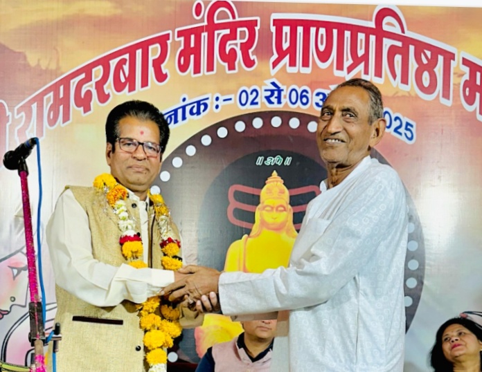 नालछा तलवाड़ा में आयोजित अखिल भारतीय कवि सम्मेलन मैं कवियों ने एक से बढ़कर एक काव्य रचनाओं की प्रस्तुति दी