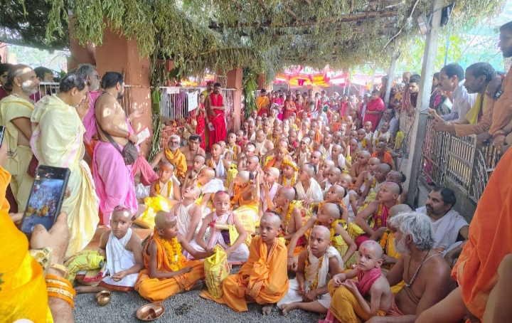 मनावर बालीपुर धाम में पुष्य नक्षत्र चैत्र शुक्ल दशमी तिथि को 93 ब्राह्मण बटुकों का जनेऊ संस्कार वैदिक मंत्रौच्चार, उपनिषदो के मंत्रों द्वारा जनेऊ संस्कार प्रारंभ हुआ