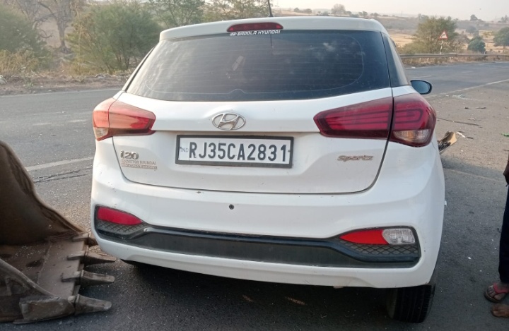 प्रतापगढ़ जिले के बांसवाड़ा रोड कचोटिया गांव में आज रात्री में एक कार व जेसीबी की जोरदार हुई टक्टर