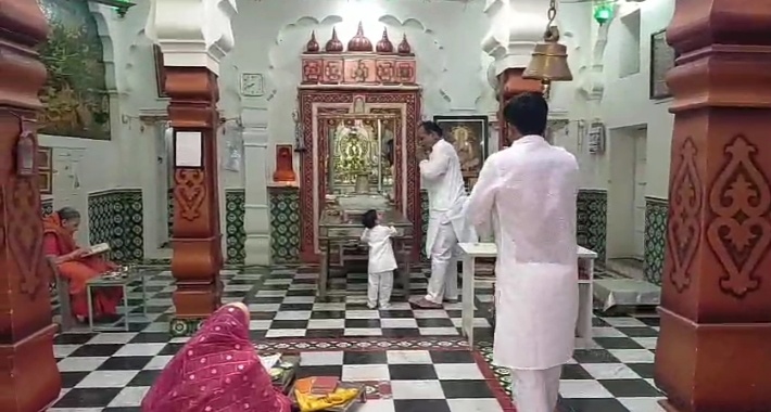 अंजड़ जैन धर्म के अंतिम तीर्थंकर एवं वर्तमान शासन नायक भगवान महावीर का 2654 वे जन्म कल्याणक दिवस पर जैन समाज ने भव्य शोभायात्रा निकाली जगह जगह पुष्प वर्षा कर यात्रा का किया गया स्वागत