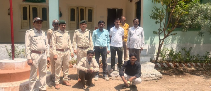 वन परिक्षेत्र धामनोद में,तेंदुए की संदिग्ध मौत मामले में,नाखून निकालने वाले दो आरोपी गिरफ्तार दो आरोपियों के पास से तेंदुए के 4 नाखून एवं अन्य अवशेष किए जब्त