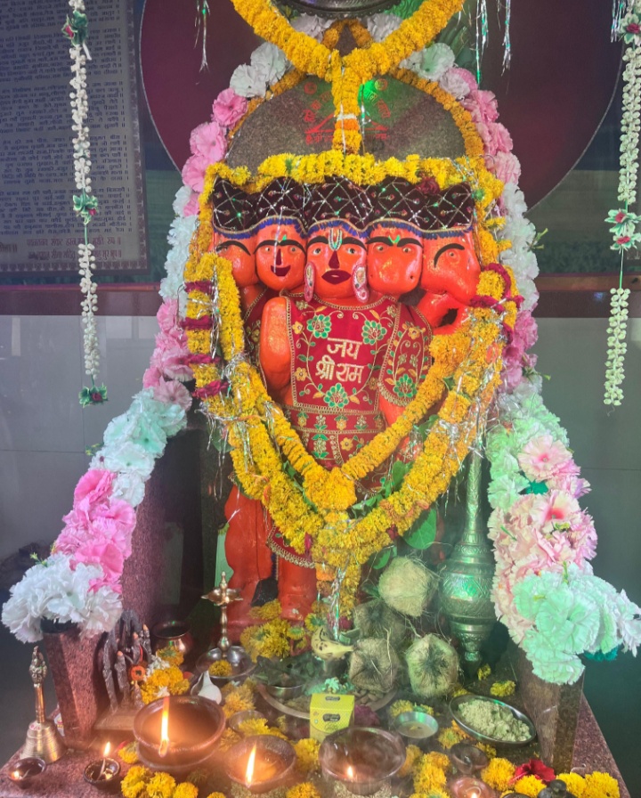 नालछा नगर एवं आसपास क्षेत्र में हनुमान जयंती पर हनुमान मंदिरों परपूजन एवं आरती के लिए भक्तों का दर्शन हेतु सैलाब उमडा भक्तों ने भंडारे में प्रसादी ग्रहण की