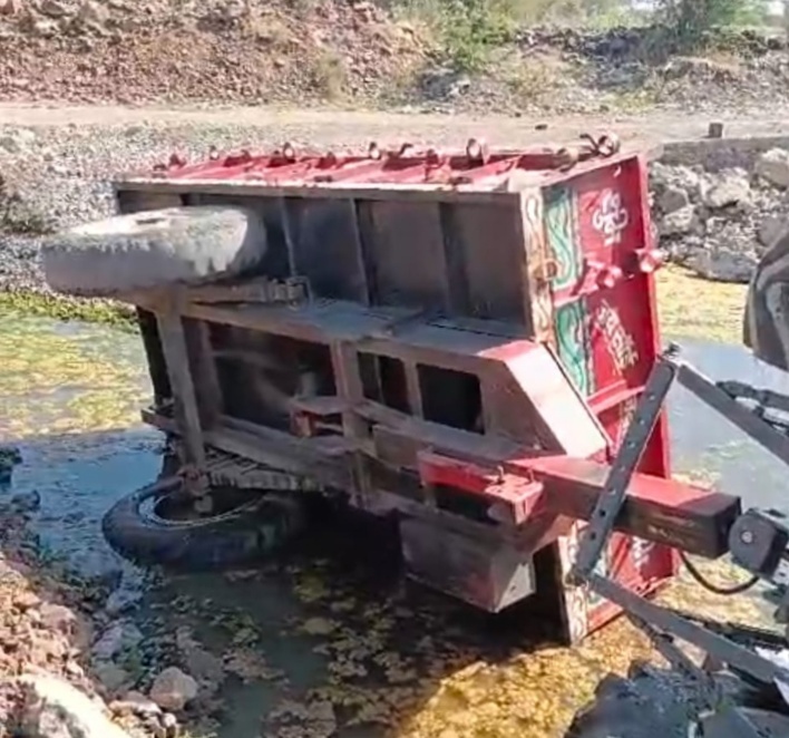 मनावर ग्राम गुलाटी से कुराडाखाल जाने वाला मार्ग 7 माह में भी विभाग ठेकेदार से  पूर्ण नहीं करवापाया विभाग एवं ठेकेदार की बड़ी लापरवाही आई सामने जानलेवा साबित हो रहा हैअपूर्ण रोड