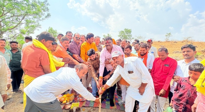 नालछा विधायक कालू सिंह ठाकुर ने भड़किया एवं लुनेरा में 1 करोड़ की लागत से बनने वाले दो निस्तार तालाबो का किया भूमि पूजन