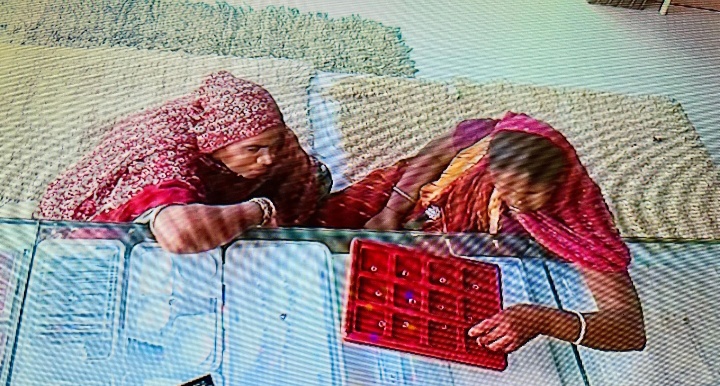 बगड़ी ज्वेलर्स की दुकान पर से दो अज्ञात महिलाओं ने दिन दहाड़े व्यापारी को चकमा देकर सोने के आभूषण लेकर फरार हो गई