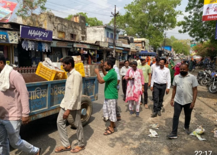 खबर का हुआ असर मनावर में अतिक्रमण  हटाने के नाम पर नगर पालिका की खानापूर्ति चौराहे पर चर्चा का विषय बनी