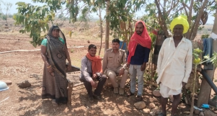 गोलपुरा गांव में बीती रात तेंदुए ने गांव में घुसकर कुत्ते पर किया हमला दो भाइयों पर तेंदुए के हमले के बाद से लगातार तेंदुए की मूवमेंट से ग्रामीणों में भई का माहौल मौके पर पहुंची वन विभाग की टीम