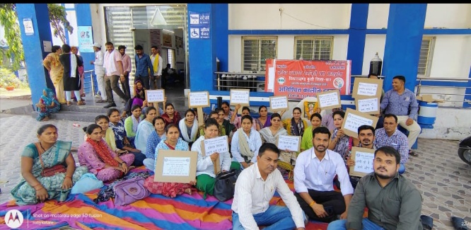 संविदा स्वास्थ्य कर्मचारी मध्यप्रदेश के आवाह्न पर संविदा स्वास्थ्य कर्मचारी संघ कुक्षी फिर हुवे आंदोलन की राह में अग्रसर मांगे नहीं मानने तक जारी रहेगा आंदोलन