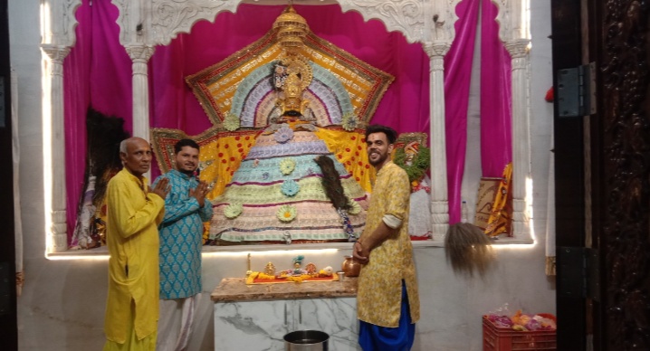 अंजड:- वरुथिनी एकादशी पर नगर के खाटूश्याम मंदिर में- वरुथिनी एकादशी पर प्रभु श्री श्याम बाबा का पहली बार 1 लाख 11 हजार रुपये के विभिन्न नोटो से आकर्षक श्रृंगार किया गया भक्तों की रही भारी भीड़