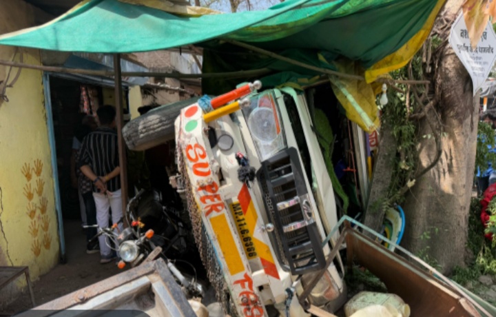 बगड़ी फाटे पर बारातियों से भरी पिकअप वाहन अनियंत्रित होकर चार बाइको व पानी पतासे की दुकान को  टक्कर मारते हुए चाय होटल में जा घुसी