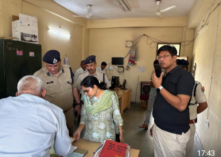 प्रताप गढ़ कलक्टर और जिला पुलिस अधीक्षक द्वारा किया गया अभय कमांड सेंटर और पुलिस कन्ट्रोल रूम का आकस्मिक निरीक्षण