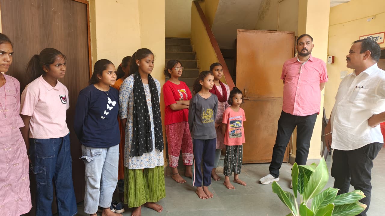 नालछा सहायक आयुक्त नरोत्तम बरकड़े ने नालछा छात्रावास एवं रेडियो केंद्र का किया निरीक्षण आवश्यक सुधार के दिए निर्देश, रेडियो केंद्र के पांच कमरों को मरम्मत कर कन्या शिक्षा परिसर के लिए दिया जाएगा