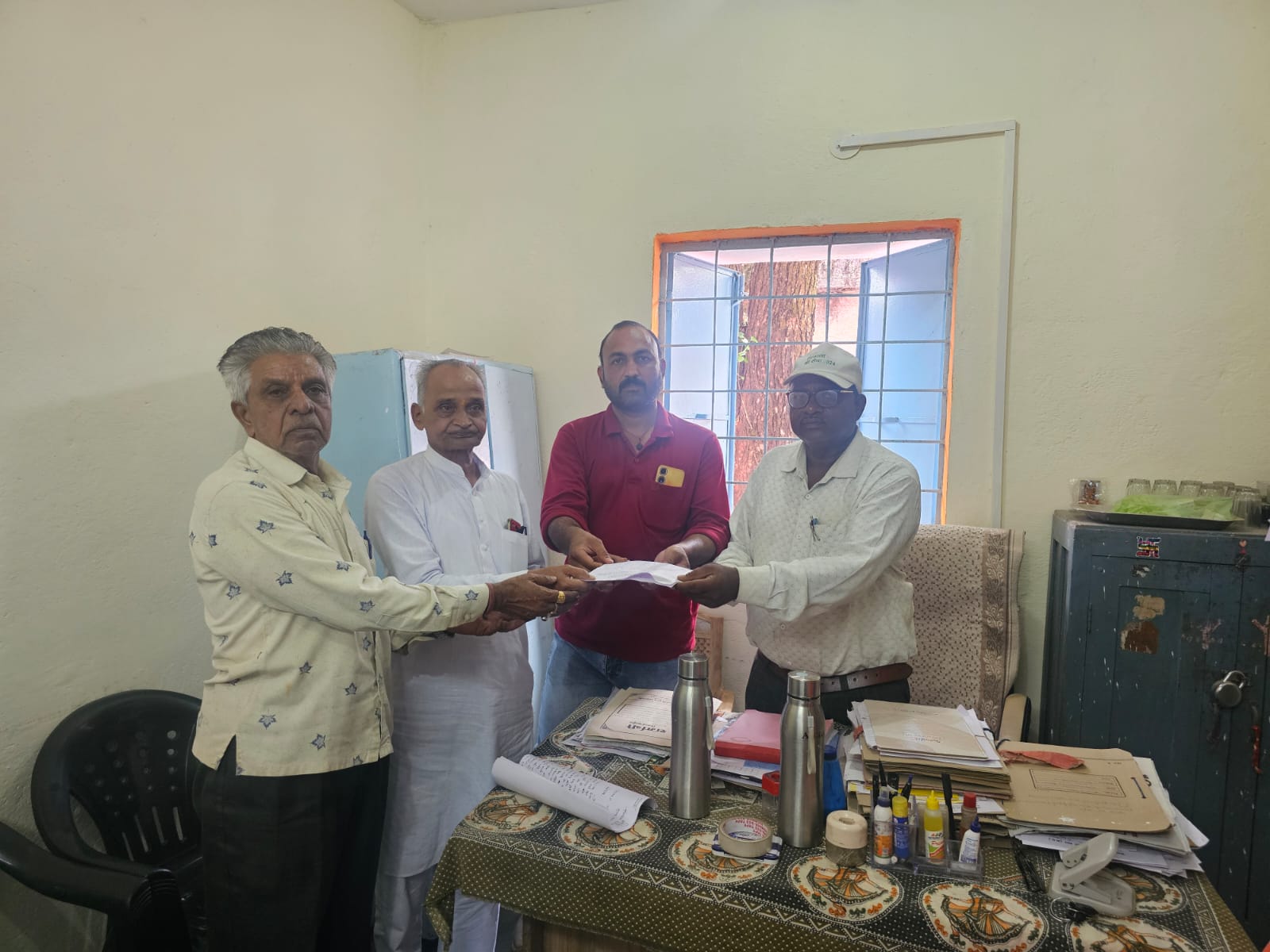 ग्राम पंचायत नालछा में नियम विरुद्ध कार्यों पर ग्रामीणों ने जताई आपत्ति, मुख्य कार्यपालन अधिकारी से की शिकायत