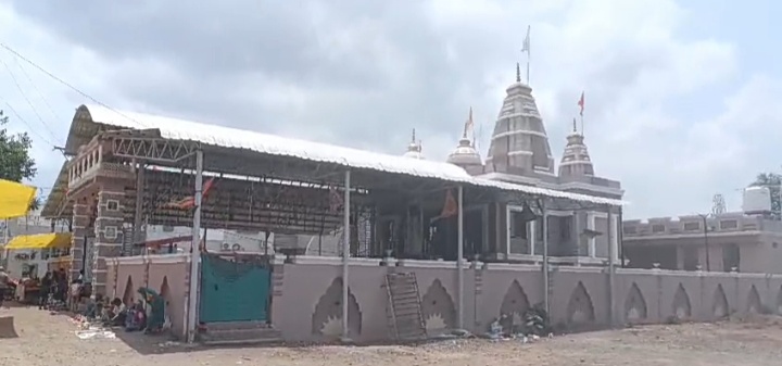 अंजड:- मोहिनी एकदशी पर नगर के श्री खाटूश्याम मन्दिर में 10 हजारों भक्तों ने मन्दिर में पहुचकर श्याम बाबा के दर्शन कर शीश नवाया