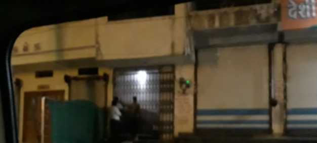 प्रतापगढ़ आबकारी विभाग की लापरवाही से बिक रही है देर रात तक शराब तय कीमत से अधिक पर बेची जा रही है शराब आबकारी विभाग मौन प्रशासन करें करवाई