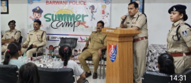 बड़वानी पुलिस अधीक्षक श्री जगदीश डाबर ने विधिवत रूप से समर कैंप का उद्घाटन किया