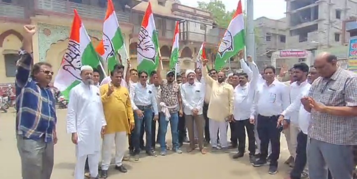 बड़वानी कर्नल सोफिया कुरैशी पर विवादित टिप्पणी मंत्री विजय शाह के खिलाफ FIR दर्ज बड़वानी कांग्रेस ने किया पुतला दहन स्तीफ़े