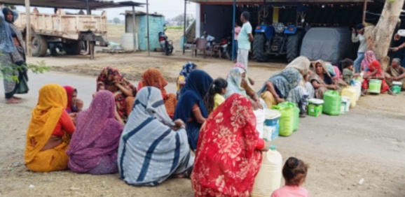 बगड़ी ग्राम डिगलाई के गहराया पेयजल संकट  पानी की किल्लत पर फूटा महिलाओं का गुस्सा, खाली बर्तन लेकर सड़क पर दिया धरना"