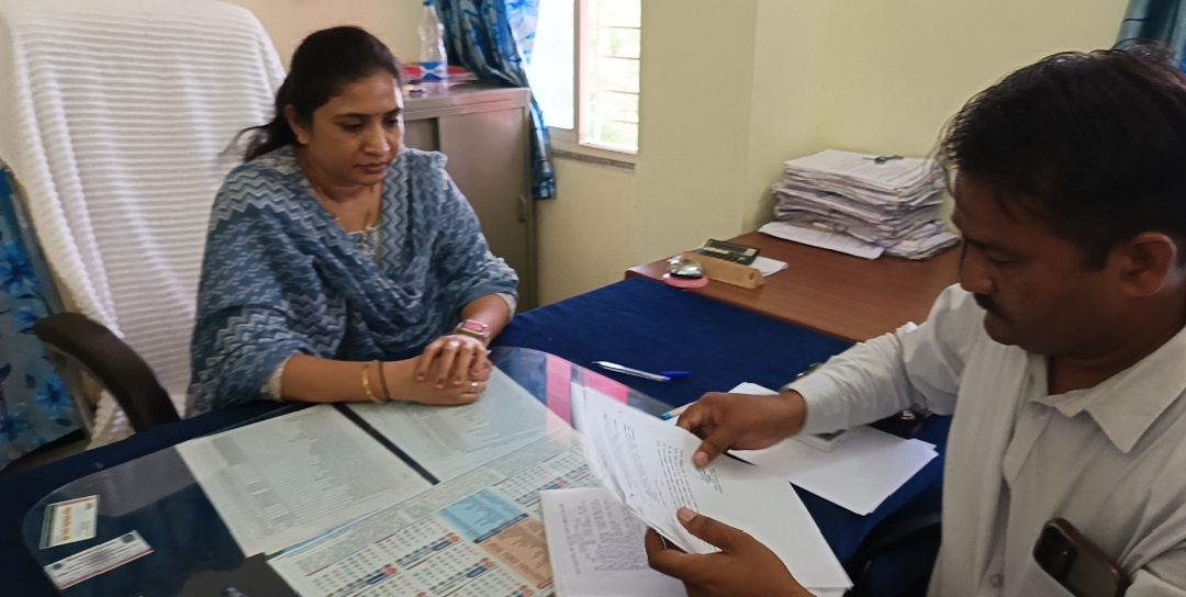 बड़वानी जिला परिवहन कार्यालय की अधिकारी  रीना किराड़े  एव एजेंट विवेक मलतारे  10 हजार रुपए की रिश्वत लेते रंगे हाथो पकड़े गए