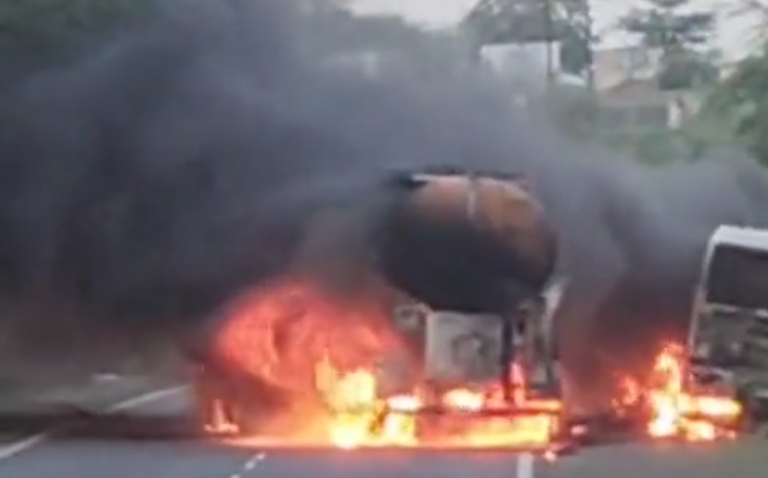 प्रतापगढ़ के पिपलखूंट थाना क्षेत्र में राष्ट्रीय राजमार्ग 56 पर सेमलिया के ट्रेलर और बाल्कर में आमने-सामने की टक्कर हो गई। हादसे के बाद दोनों वाहनों में आग लग गई। इस हादसे में एक व्यक्ति की जलकर मौत हो गई।