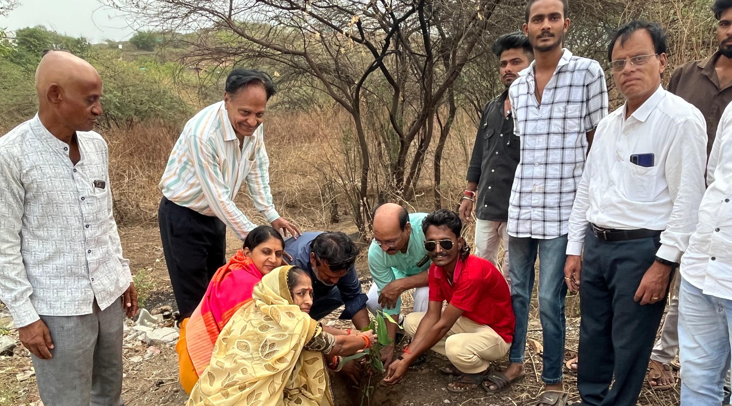 अंजड:- विश्व पर्यावरण दिवस के अवसर पर गुरुवार को नगर के मुक्तिधाम पर भाजपाइयों ने वृक्षारोपण किया।