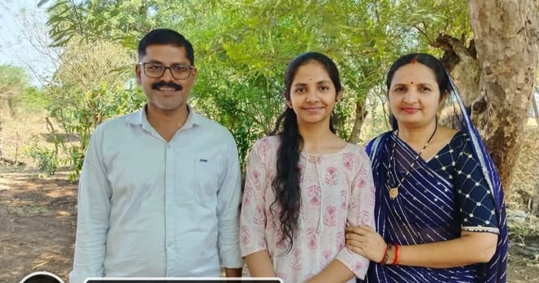 अंजड़ तलवाड़ा डैब निवासी समाजसेवी हीरालाल गोले की पुत्री श्रेया गोले के द्वारा नीट की परीक्षा में सफलता प्राप्त कर एमबीबीएस में सिलेक्शन हुआ है