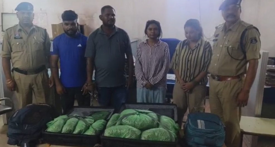 राजधानी रायपुर में गांजा तस्करी का एक मामला सामने आया है, जिसमें न केवल पुरुष आरोपी बल्कि दो युवतियां भी नशीले पदार्थों की तस्करी में लिप्त पाई गई हैं।