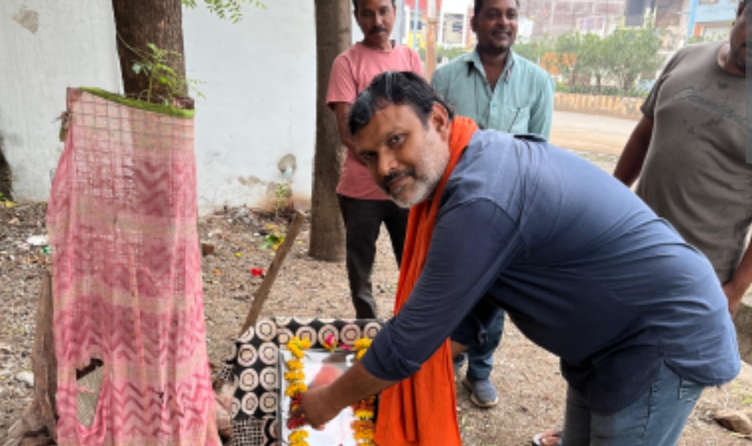 आज नगर अंजड़ में वार्ड क्रमांक 1 में पार्षद मनोज शर्मा ,गौरव जोशी इव भाजपा के कार्यकर्ताओं के द्वारा पंडित श्यामाप्रसाद मुख़र्जी की फ़ोटो पर माल्यार्पण कर श्रद्धांजलि अर्पित की गई