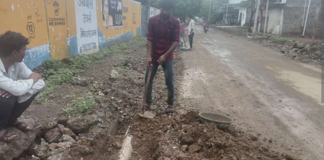 मनावर गुलाटी में भैंसावद गुलाटी मुख्य मार्ग  पर नाली  निर्माण में भ्रष्टाचार ग्रामीणों ने की शिकायत