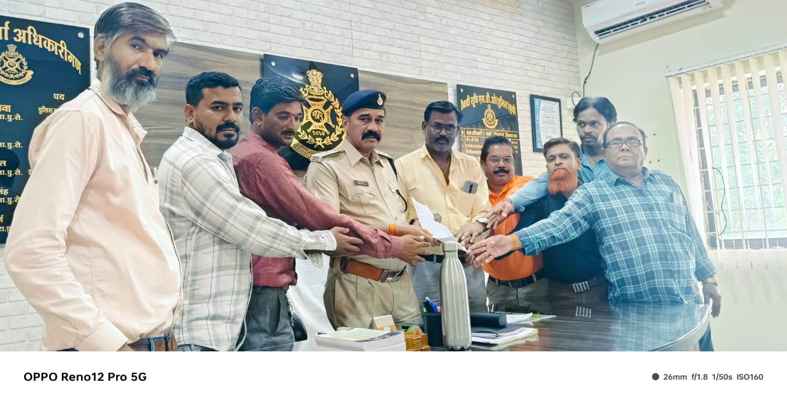 कुक्षी  पिछले दिनों गणेश घाट की घटना को लेकर थाना प्रभारी धामनोद के द्वारा स्थानीय वरिष्ठ पत्रकार श्री विजय सिंघल को रासुका लगाने  मकान तोड़ने   धमकी के बाद टीआई के खिलाफ दिया ज्ञापन