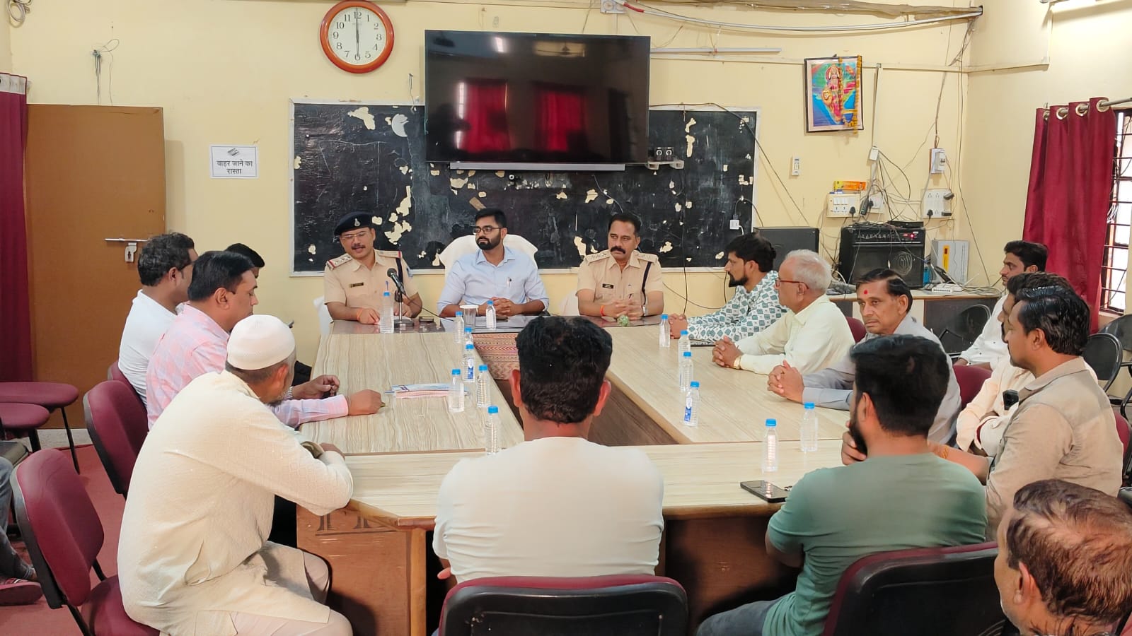 कुक्षी आगामी त्यौहारों को दृष्टिगत रखते हुवे बीआरसी भवन कुक्षी में आज शांति समिति की बैठक का आयोजन किया गया है जिसमे शांती से त्यौहार मनाए जाय