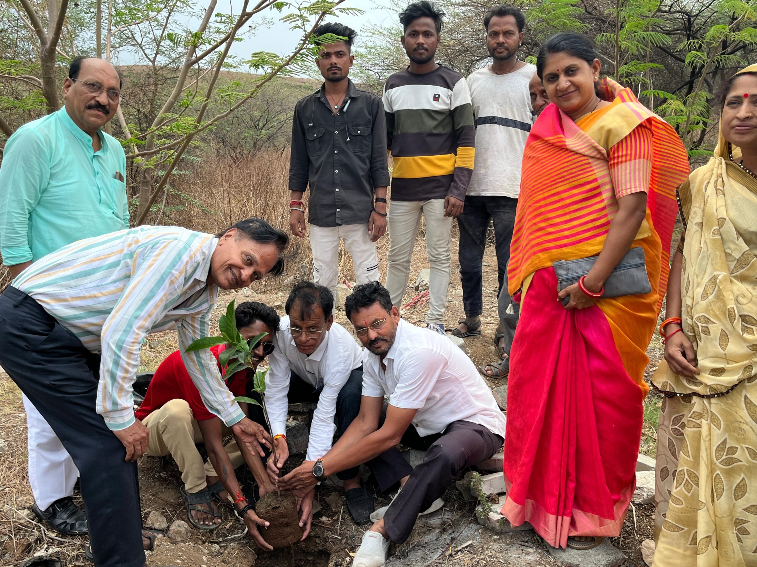 अंजड:- विश्व पर्यावरण दिवस के अवसर पर गुरुवार को नगर के मुक्तिधाम पर भाजपाइयों ने वृक्षारोपण किया