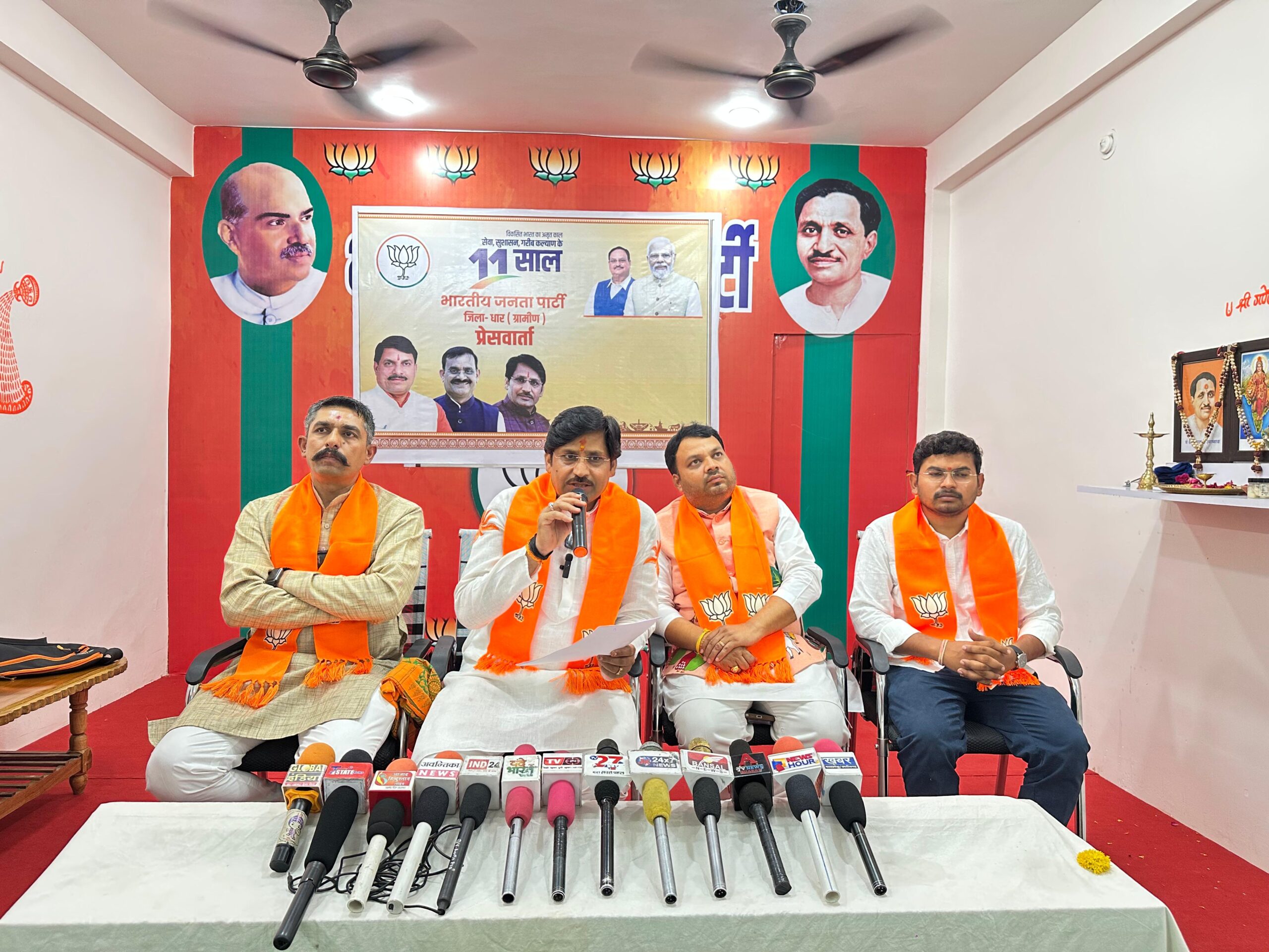 मनावर प्रधानमंत्री मोदीजी के नेतृत्व में मोदी सरकार ने सीमा सुरक्षा व अर्थव्यवस्था मजबूत की :- डा सुमेर सिंह सोलंकी राज्य सभा सांसद