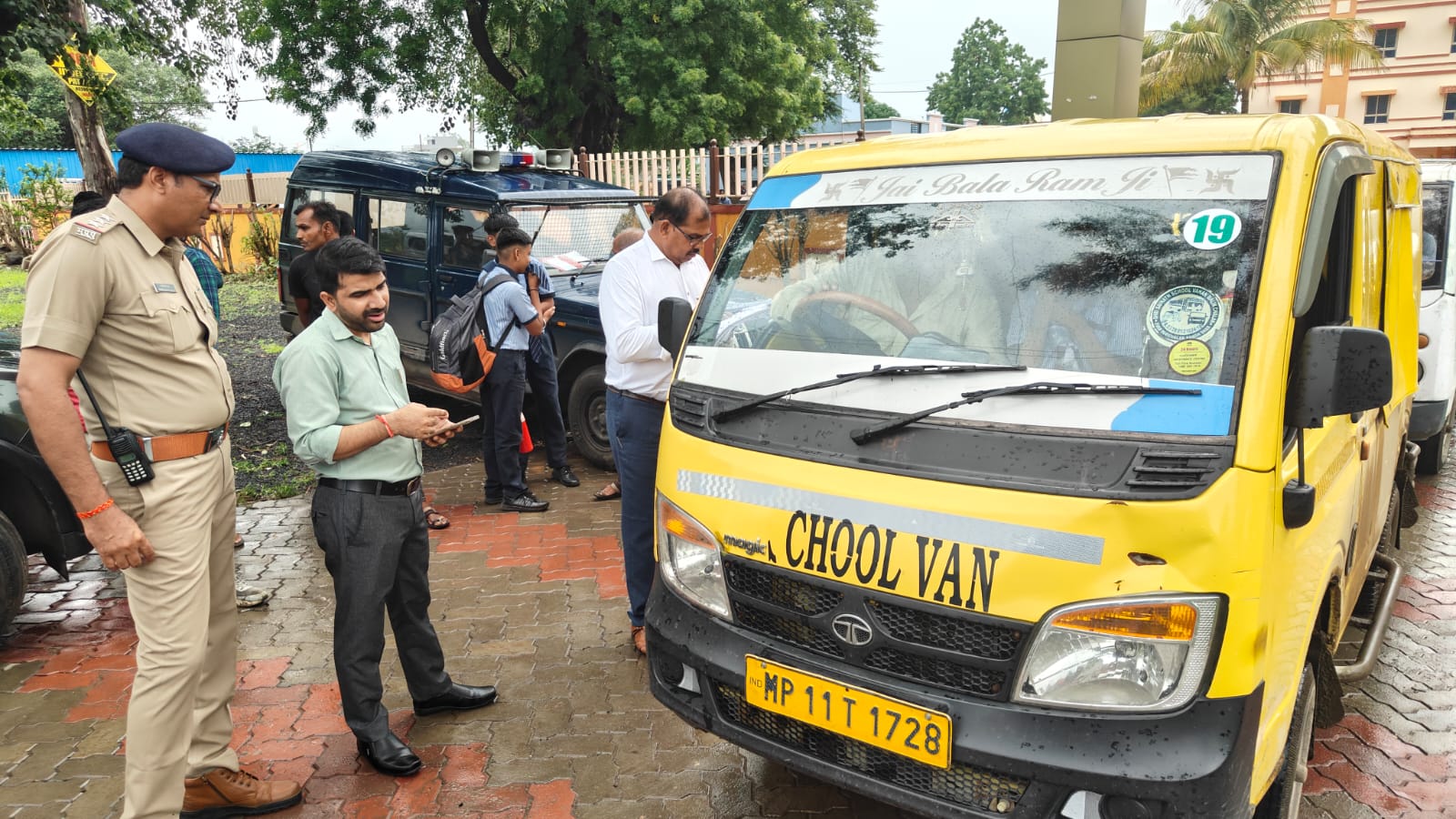 धार परिवहन आयुक्त के स्कूलों के खिलाफ कड़ी कार्रवाई 18 स्कूल बस बिना पंजीयन के चल रही थी गाड़ियों को जप्त कर खड़ी की गई