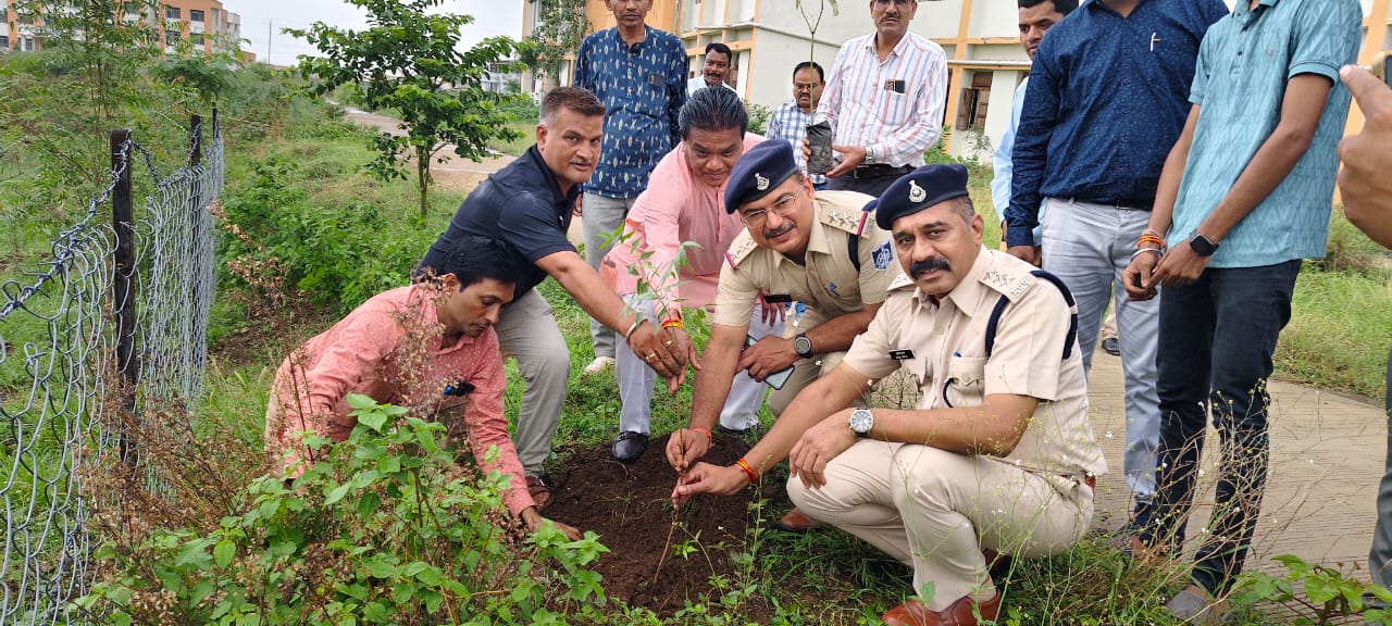 कुक्षी नवीन कानून को लेकर एसडीओपी कुक्षी सुनील गुप्ता एवं टी आई कुक्षी राजेश यादव ने सरदार वल्लभभाई पटेल कॉलेज सुसारी में जाकर छात्र-छात्राओं को किया जागरूक  साथ ही कॉलेज परिसर में किया वृक्षारोपण