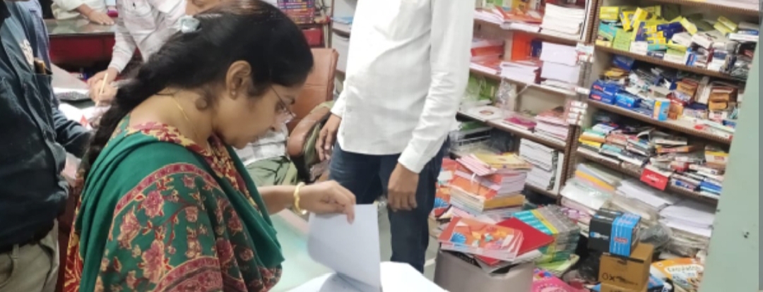 धार में संचालित निजी विद्यालयों में प्रचलित प्राईवेट/निजी प्रकाशनों द्वारा प्रकाशित किताबों के प्रचलन हेतु निरीक्षण किया कई नामी स्कूलों में प्राइवेट पब्लिशर की पुस्तके पाई गई बनाया प्रकरण शासन की बड़ी कार्यवाही