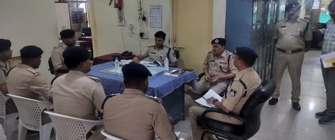 सेंधवा मोहर्रम पर्व के मद्देनज़र डीआईजी निमाड़ रेंज ने किया सेंधवा क्षेत्र का निरीक्षण जुलूस मार्गों का भ्रमण कर अधिकारियों की ली बैठक, दिए सुरक्षा व्यवस्था के निर्देश