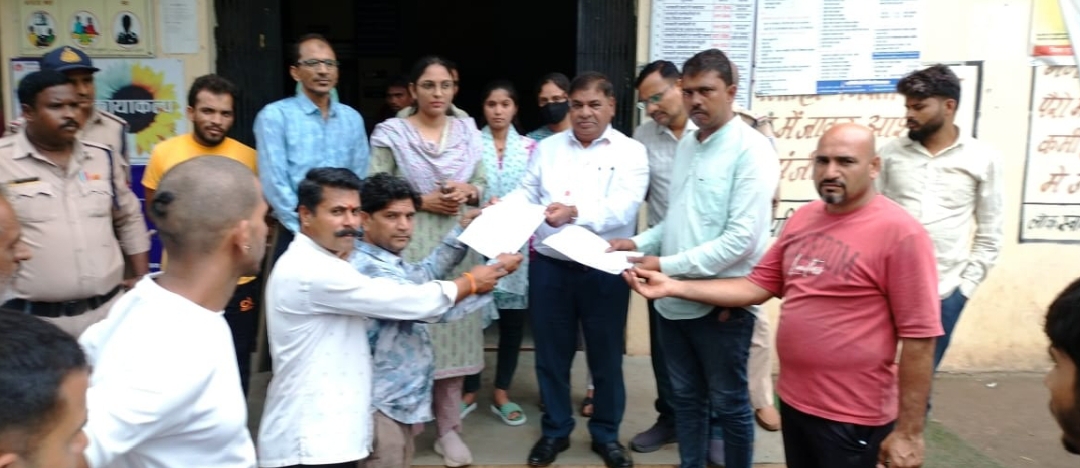 बगड़ी स्वास्थ्य केंद्र के प्रभारी डॉक्टर कुशवाह के खिलाफ ग्रामीणों ने किया हंगामा 4 घंटे तक समझझाते अधिकारी केलक्टर  के आदेश का असर नहीं