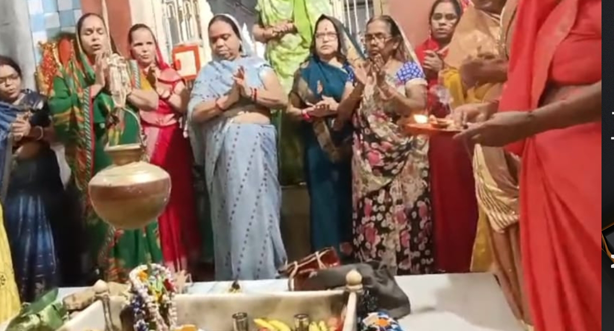 वाराणसी राजा दरवाजा स्थित हरहा सराय की मात्र शक्तियों के। द्वारा गुरु पूर्णिमा मनाई