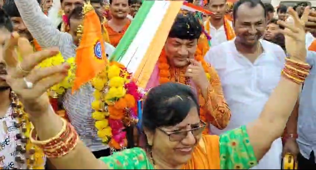 कुक्षी सावन के तीसरे सोमवार किराडे मित्र मंडल के द्वारा क्षेत्र वासियो के साथ भव्य कावड़ यात्रा निकाली गई