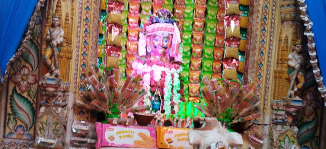 वाराणसी हरहा स्थित सिद्धेश्वर महादेव जी का श्रृंगार माला फूल और नमकीन,बिस्कुट,चॉकलेट के पैकेट से भव्य श्रृंगार किया गया