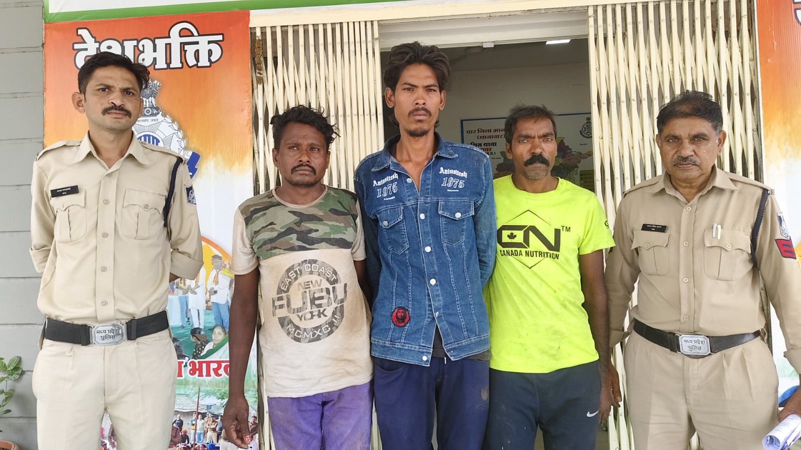 धार पुलिस उप महानिरीक्षक/पुलिस अधीक्षक धार श्री मनोज कुमार सिंह के निर्देशन में धार पुलिस द्वारा कल रात्रि में काम्बिंग गस्त के दौरान 40 स्थाई वारंटी व 47 गिरफ्तारी वारंटियो कुल 87 बदमाशो को गिरफ्तार करने में सफलता मिली। साथ ही जिले में 218 गुंडे, 98 निगरानी बदमाशों को चेक कर उनके विरूद्ध प्रभावी कार्यवाही की गई।