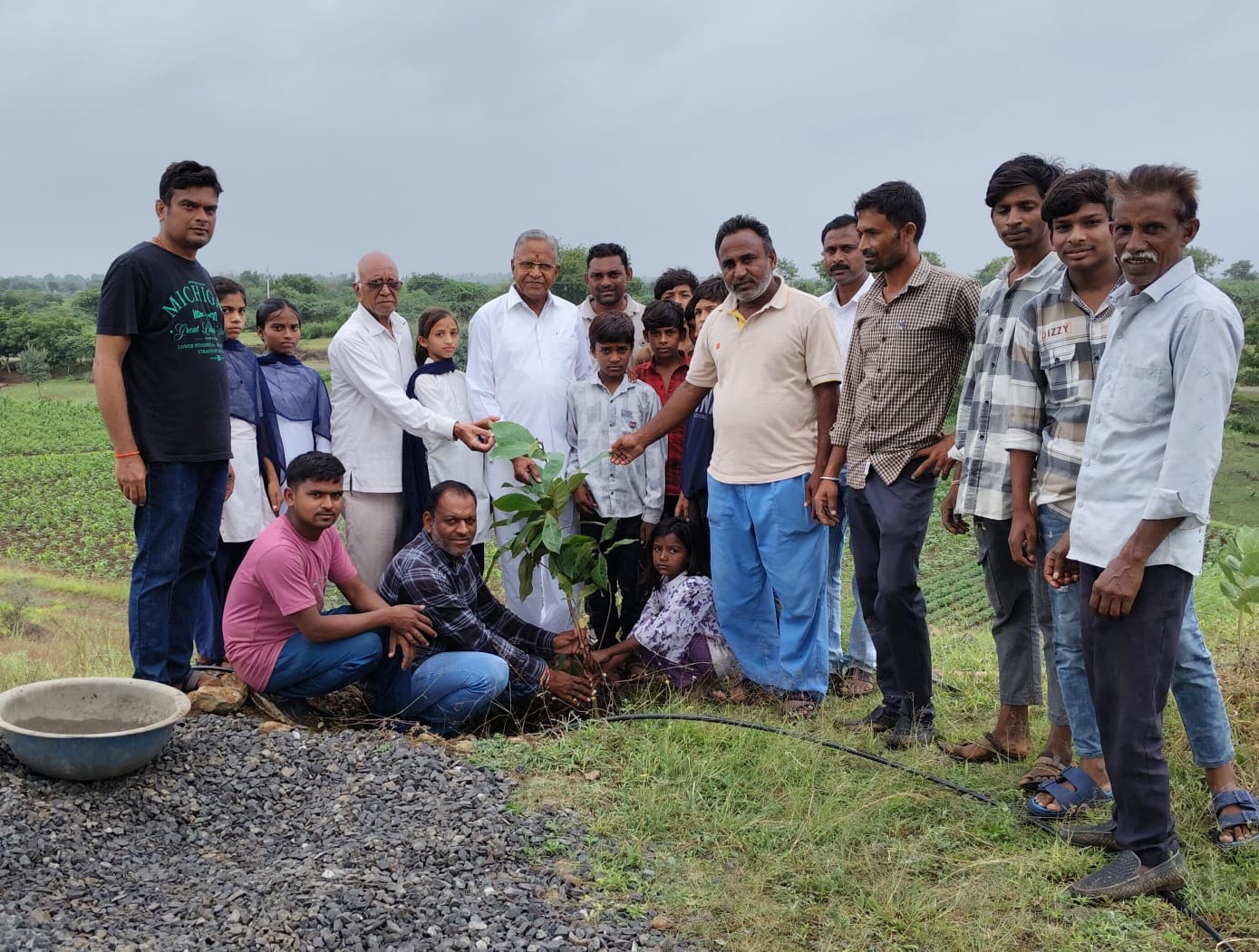 ढुकणी (निसरपुर) के भीलट मन्दिर पहाड़ी पर पौधारोपण कार्यक्रम आयोजित किया गया। ग्राम वासियी के साथ *कोटेश्वर नर्मदा बहुउद्देशीय सेवा संस्थान* के मोहन पाटीदार, देवेन्द्र पाटीदार धुलसर ओर रमेश पिराग ने पौधे लगाए।
