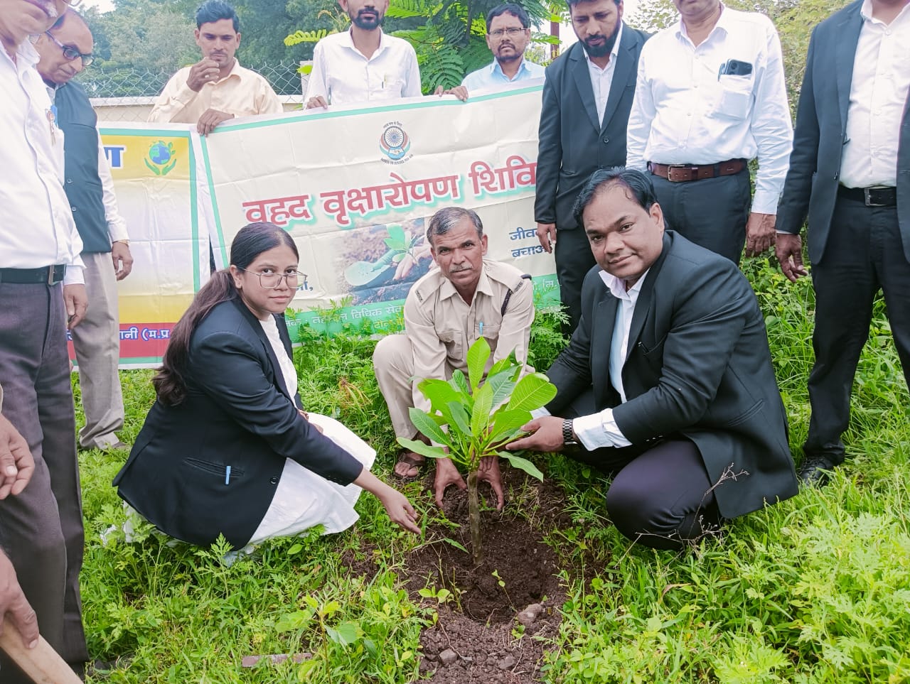 न्यायालय परिसर अंजड़ में हुवा विधिक सेवा की प्रकृति की रक्षा के तहत वृक्षा रोपण का आयोजन