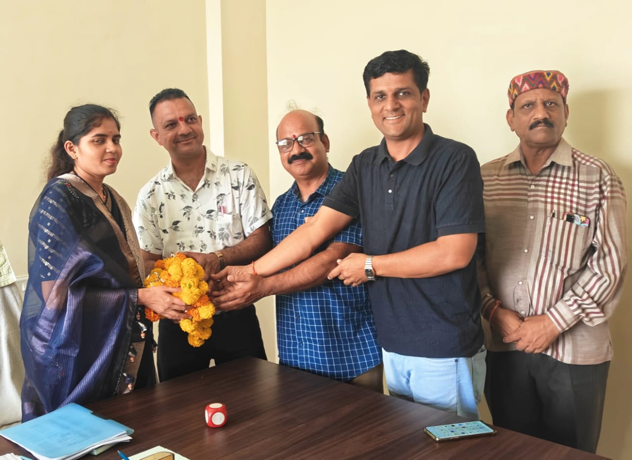 नालछा नायब तहसीलदार के पद पर श्रीमती विशाखा चौहान ने पदभार ग्रहण किया समय सीमा में राजस्व प्रकरण निराकरण के दिए निर्देश बारिश को देखते हुए सभी पटवारी को मैदानी स्तर पर अलर्ट रहने के लिए कहा