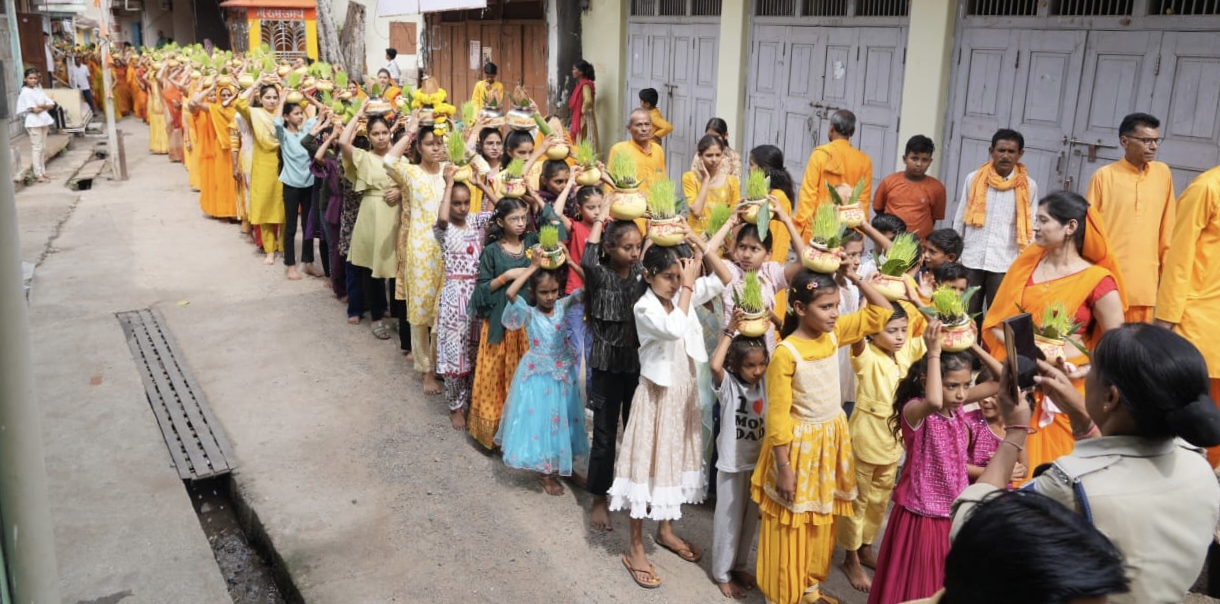 सिंघाना वेद माता गायत्री देवसंस्कृति विश्वविद्यालय के प्रतिकुलपति श्री चिन्मय जी पंड्या के द्वारा प्रखर प्रज्ञा सजल श्रद्धा की पुनर्स्थापना एवं विशेष पूजन के पूर्व कलश यात्रा का आयोजन किया गया बडी संख्या में कलश यात्रा सम्पन्न