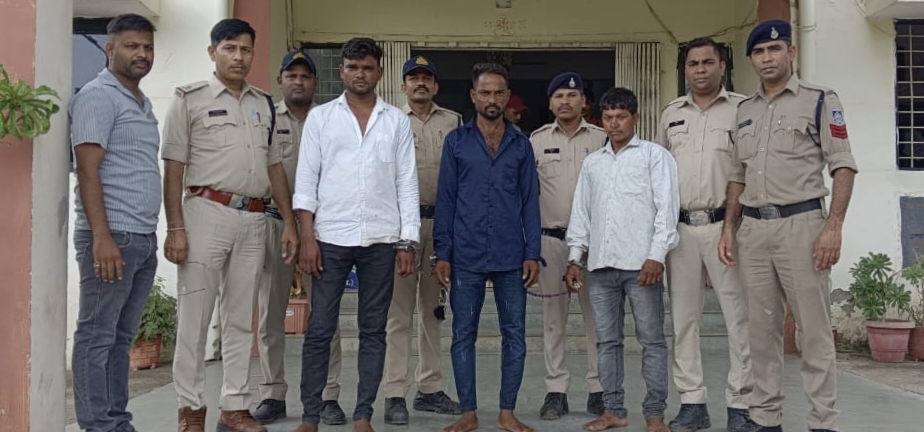 कुक्षी पुलिस ने 6 घंटे में पिकअप वाहन लूट का पर्दाफाश किया पिकप सहित तीन आरोपी गिरफ्तार पुलिस को मिली बड़ी सफलता