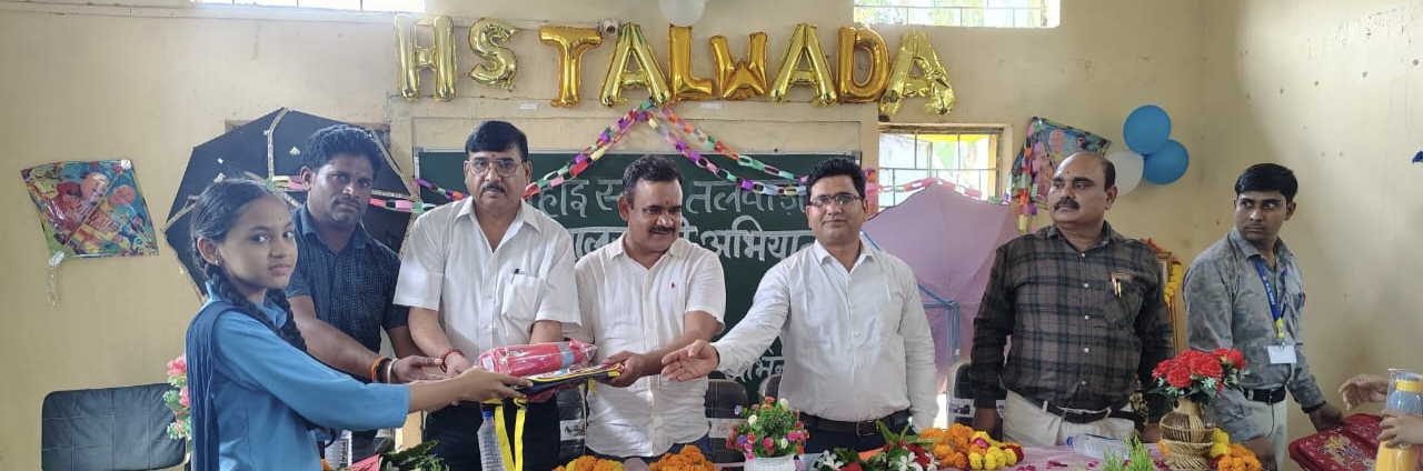 नालछा हाई स्कूल तलवाड़ा के 13 शिक्षक शिक्षिकाओं ने 7 माह से अपने वेतन से राशी एकत्रित कर जरूरतमंद 180 विद्यार्थियों को शैक्षणिक सामग्री वितरित की 