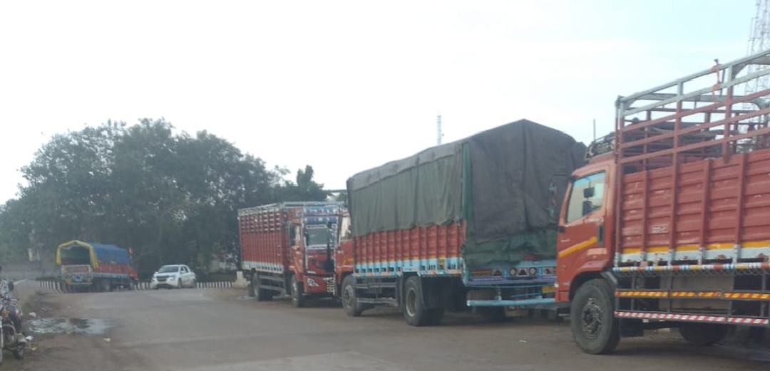 नालछा पुलिस प्रशासन  किसी बड़े हादसे के इंतजार में नदी पर बने पुल पर अनियंत्रित तरीके से वाहन पार्किंग से यातायात हो रहा प्रभावित कभी भी हो सकती बड़ी दुर्घटना पुलिस प्रशासन ध्यान दें