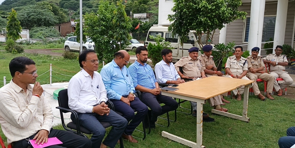 आगामी त्यौहारों को लेकर अंजड़ थाना परिसर में शांति समिति बैठक संपन्न सर्वसम्मति से त्यौहार शांति पूर्ण  मनाए जायेंगे तहसीलदार ,नगर परिषद के अध्यक्ष मांगीलाल मुकाती हुवे बैठक में समल्लीत 